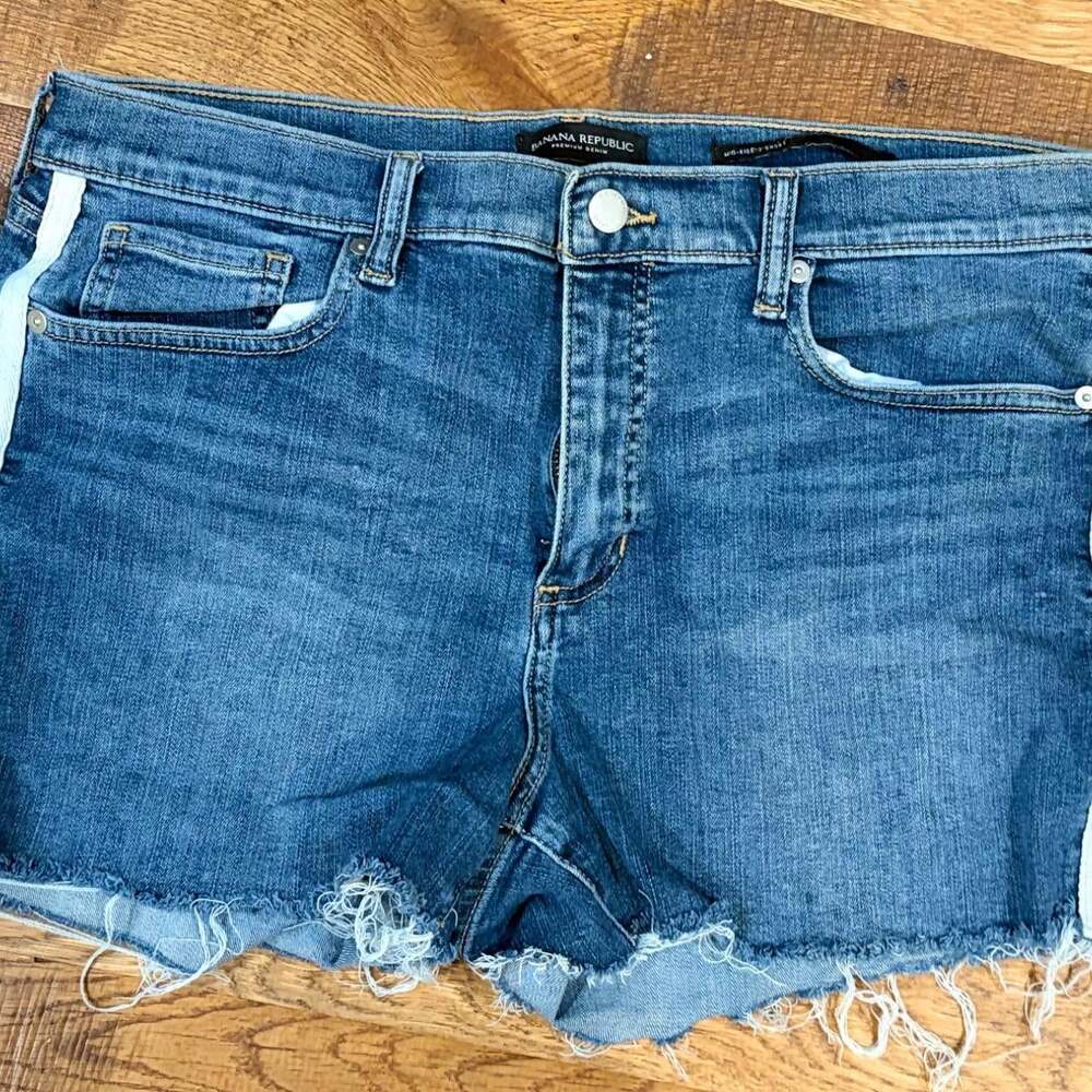 Banana Republic Women's Blue and White Shorts